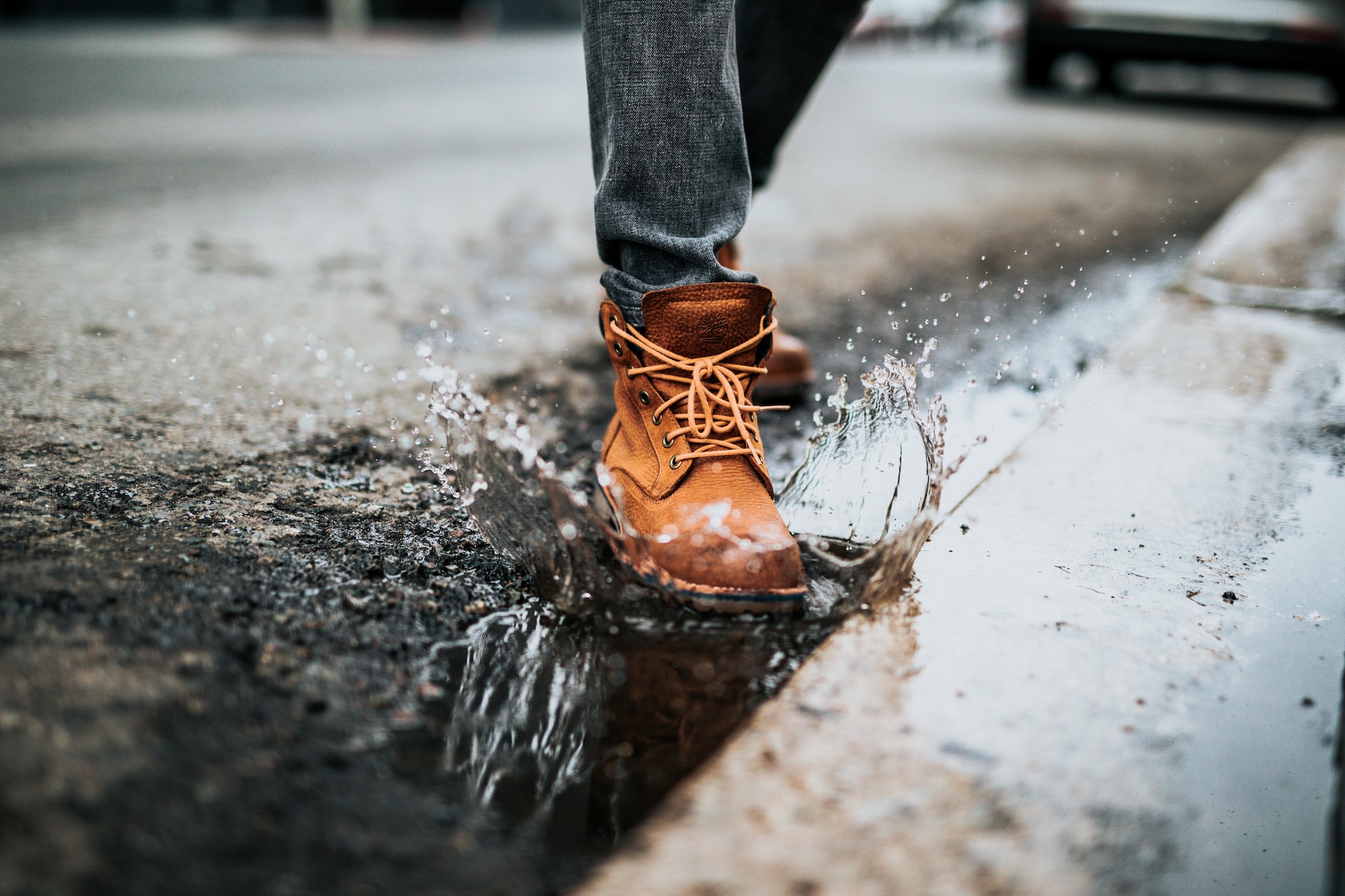 Wie nasse Schuhe am besten trocknen? –  Methoden