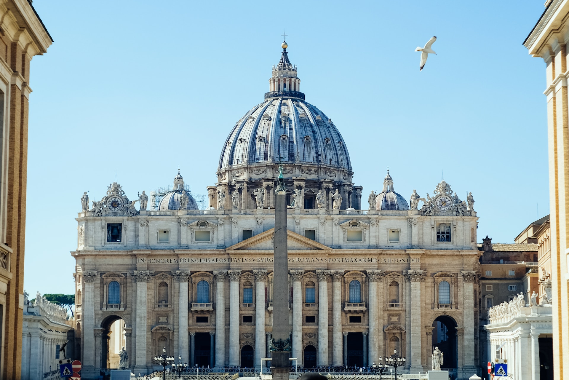Der Petersdom (Basilica di San Pietro) im Vatikanstadtstaat, der kleinste unabhängige Staat der Welt, ist eine der bedeutendsten religiösen Stätten des Christentums.