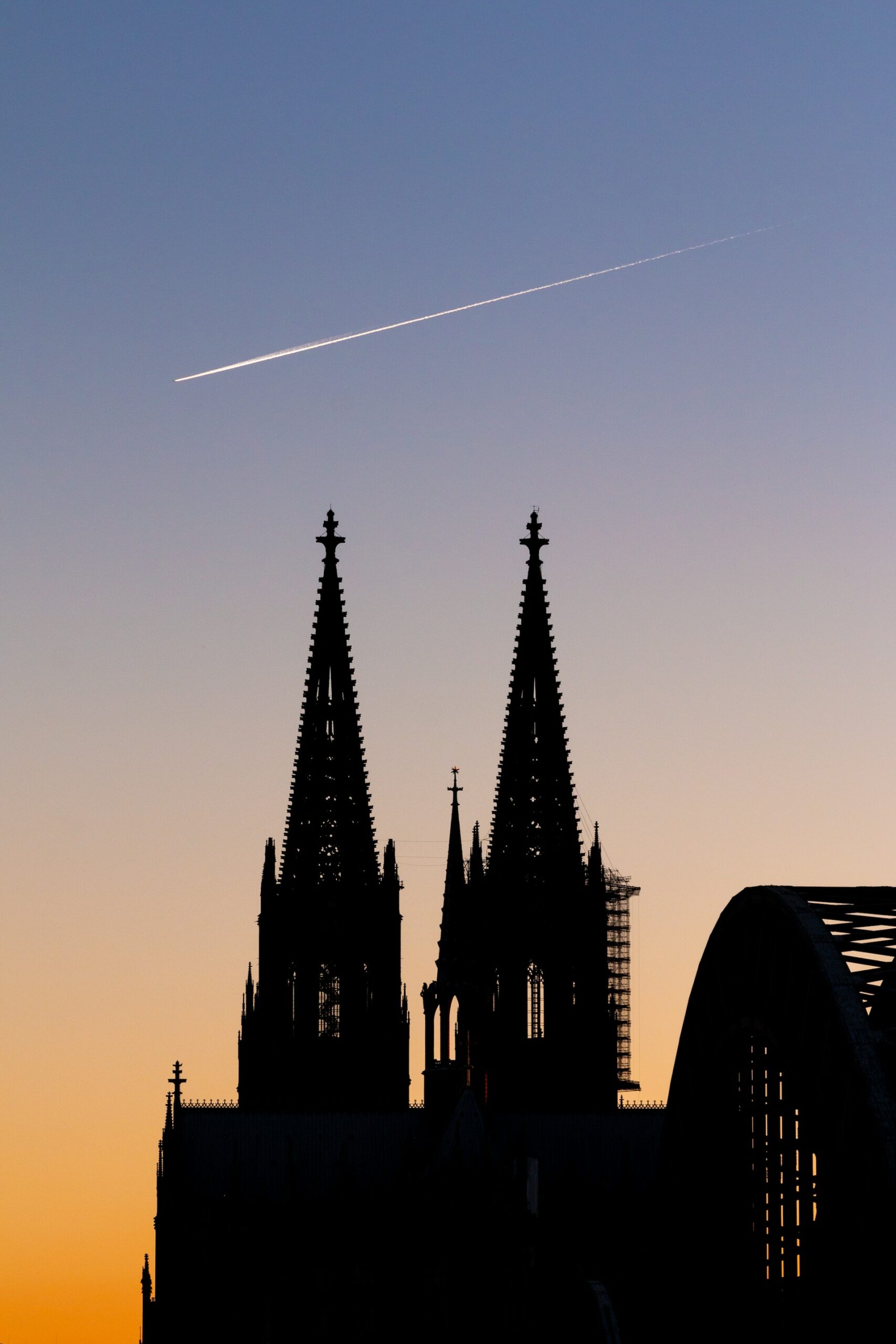 Der Kölner Dom ist eine gotische Kathedrale und eines der bekanntesten Wahrzeichen Deutschlands